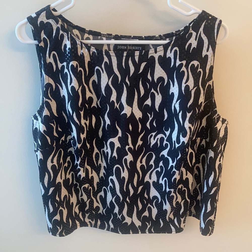 💕John Roberts woman’s petite shimmery black & white  tank top